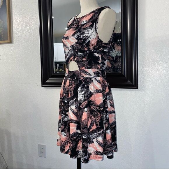 Sorad Women's Stunning Belly Cut out Dress Palm Leaves| Size L - Picture 10 of 13